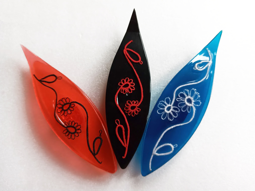 Red, black and blue tatting shuttles decorated with miniature lace flowers under resin, handmade by FairyLacefromElena