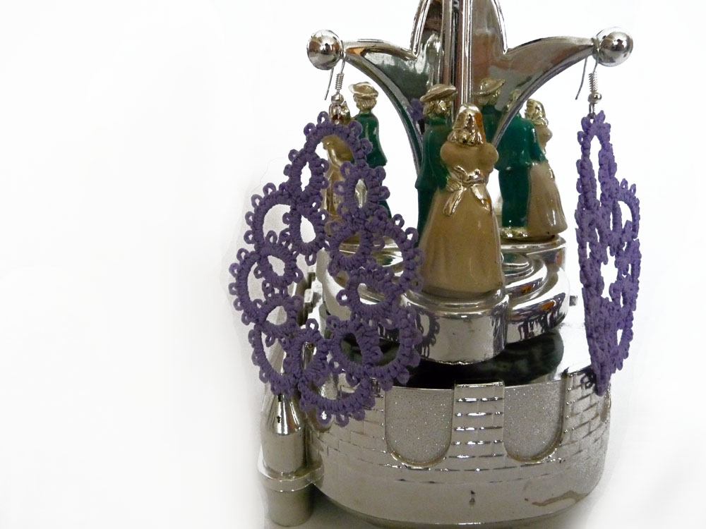 Lavender needle-tatted earrings on a musical carousel jewelry box, made by adapting a free tatting pattern for needle tatters. #FairyLacefromElena
